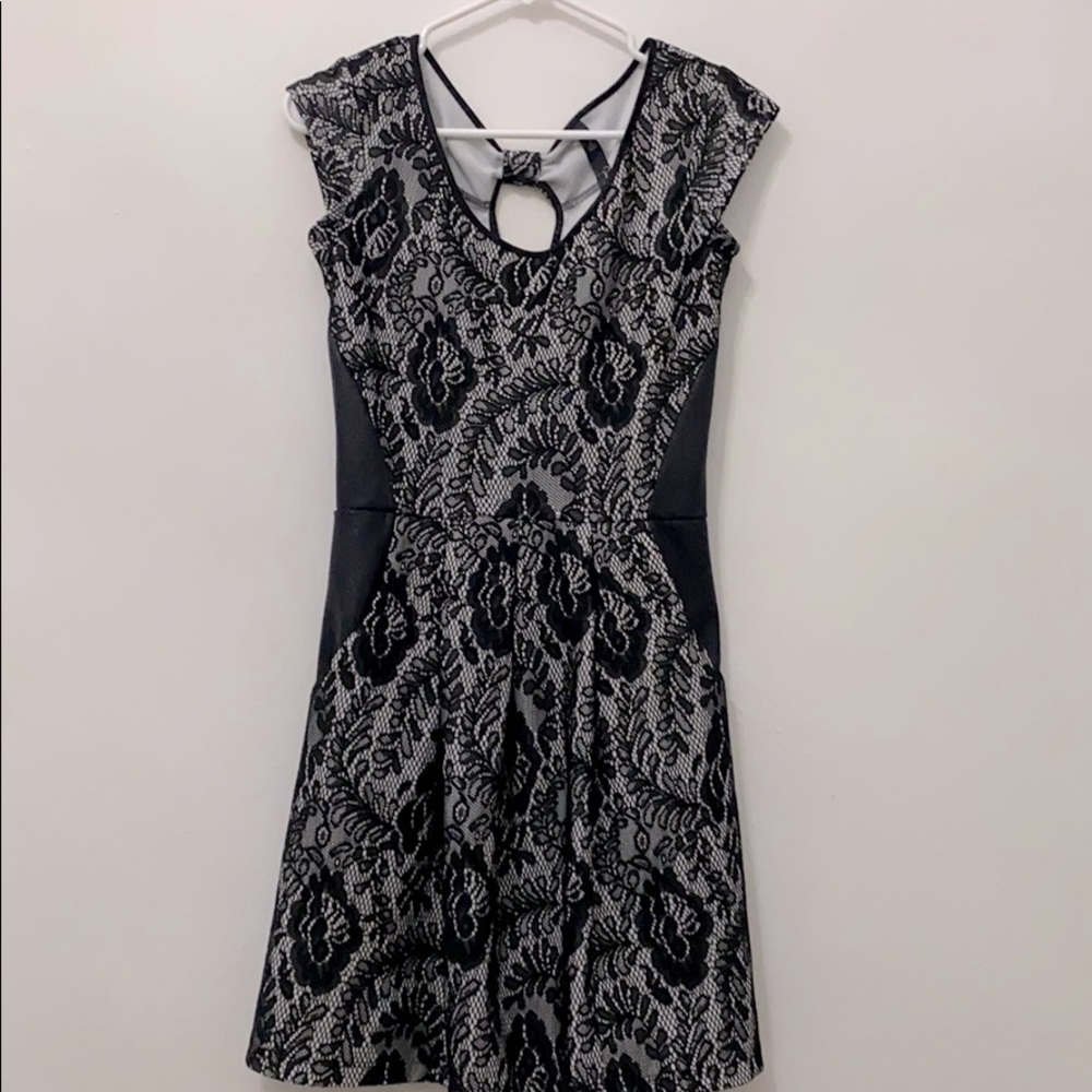 Black embroidery dress with pockets